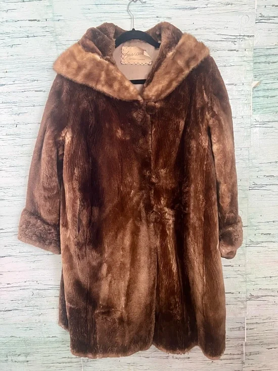 Real Fur Luxurious Vintage Fur Coat – Classic & Elegant - Picture 14 of 15